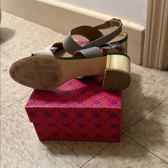 Tory Burch Two-Tone Sandals in Gray and Cream - Picture 5 of 7